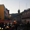 Movimento de fim de tarde na rua peatonal de Guanajuato, no México